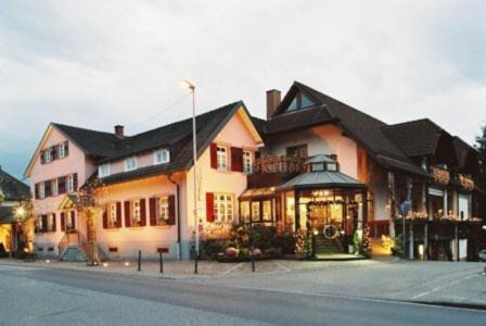 Hotel-Restaurant Adler Лар Екстериор снимка