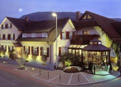 Hotel-Restaurant Adler Лар Екстериор снимка